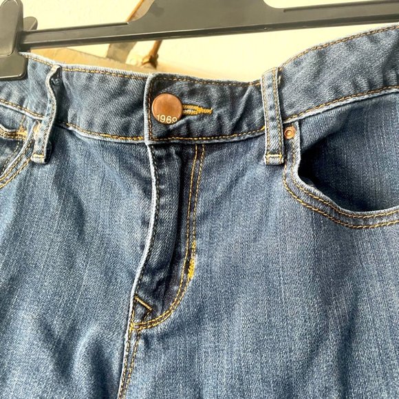GAP 1969 curvy jeans. Slight flare. - Picture 7 of 9
